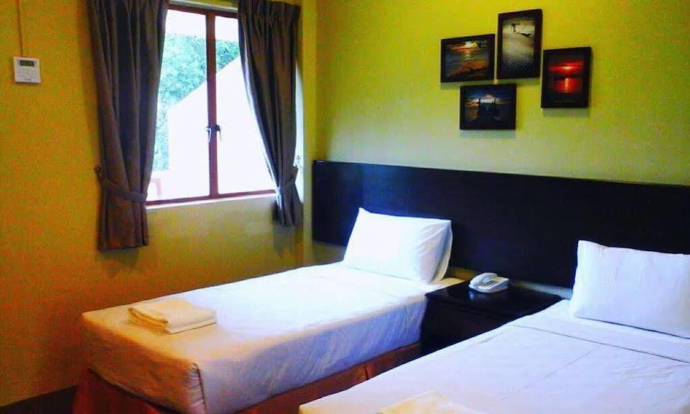 Mersing Merlin Inn Bagian luar foto